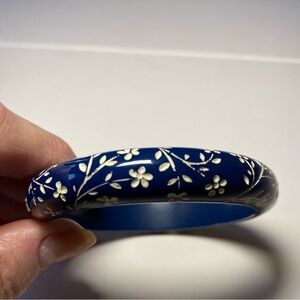 Navy enamel bangle bracelet with etched white flowers design